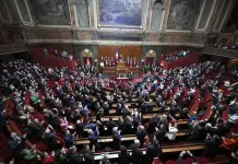 La Francia approva la legge che vieta l’accesso ai social media ai minori di 15 anni