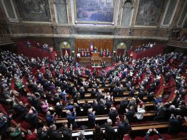 La Francia approva la legge che vieta l’accesso ai social media ai minori di 15 anni