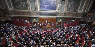 La Francia approva la legge che vieta l’accesso ai social media ai minori di 15 anni