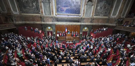 La Francia approva la legge che vieta l’accesso ai social media ai minori di 15 anni