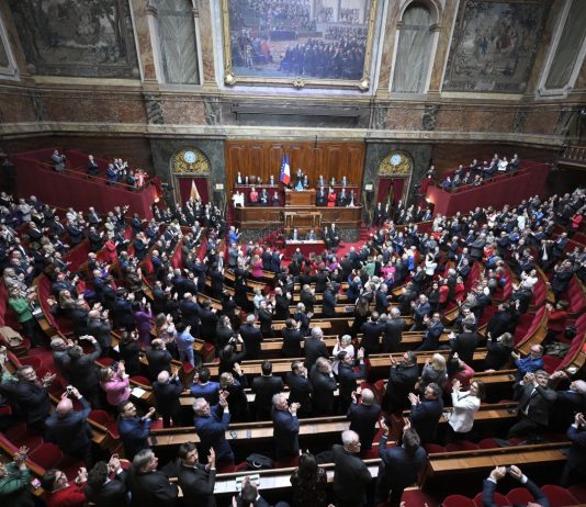 La Francia approva la legge che vieta l’accesso ai social media ai minori di 15 anni
