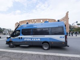 Blitz al Colosseo, 350 identificati e 10 arresti in una maxi operazione di sicurezza. Meloni “Lo Stato c’è”