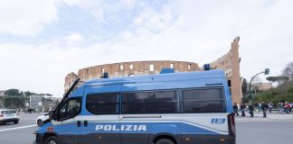 Blitz al Colosseo, 350 identificati e 10 arresti in una maxi operazione di sicurezza. Meloni “Lo Stato c’è”