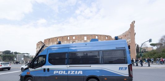 Blitz al Colosseo, 350 identificati e 10 arresti in una maxi operazione di sicurezza. Meloni “Lo Stato c’è”