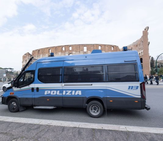 Blitz al Colosseo, 350 identificati e 10 arresti in una maxi operazione di sicurezza. Meloni “Lo Stato c’è”