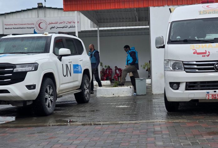 Conflitto israelo - palestinese: Ambulanze e personale medico evacuano un gruppo di palestinesi malati e feriti da Khan Yunis