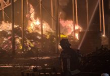 Un incendio distrugge il deposito di un’azienda nel Ragusano