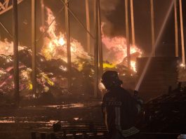 Un incendio distrugge il deposito di un’azienda nel Ragusano