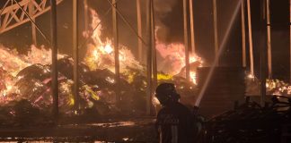 Un incendio distrugge il deposito di un’azienda nel Ragusano