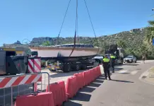Cagliari, rimossa la barca arenata sulla spiaggia del Poetto