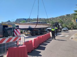 Cagliari, rimossa la barca arenata sulla spiaggia del Poetto