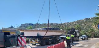 Cagliari, rimossa la barca arenata sulla spiaggia del Poetto
