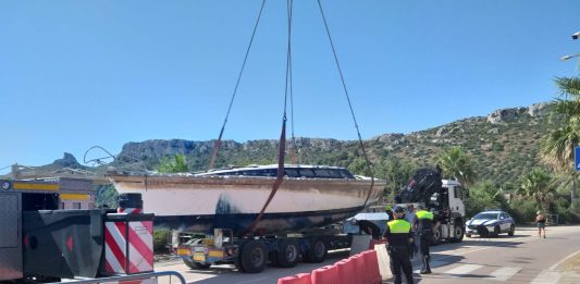 Cagliari, rimossa la barca arenata sulla spiaggia del Poetto