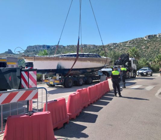 Cagliari, rimossa la barca arenata sulla spiaggia del Poetto