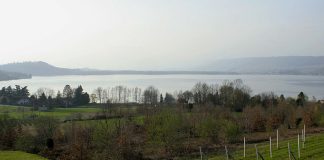 Tragedia nel lago di Viverone, 32enne muore annegato dopo essere scivolato dal pedalò