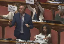 Caso Delmastro, no della maggioranza alla richiesta della Procura sulle chat. Il M5S occupa i banchi del Governo in Senato
