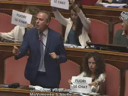 Caso Delmastro, no della maggioranza alla richiesta della Procura sulle chat. Il M5S occupa i banchi del Governo in Senato
