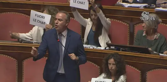 Caso Delmastro, no della maggioranza alla richiesta della Procura sulle chat. Il M5S occupa i banchi del Governo in Senato