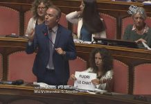 Caso Delmastro, no della maggioranza alla richiesta della Procura sulle chat. Il M5S occupa i banchi del Governo in Senato