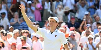 Sinner torna in finale a Wimbledon, domato in tre set Djokovic. Domenica sfida Zverev per il titolo