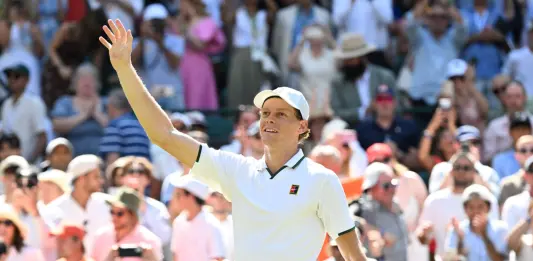 Sinner torna in finale a Wimbledon, domato in tre set Djokovic. Domenica sfida Zverev per il titolo
