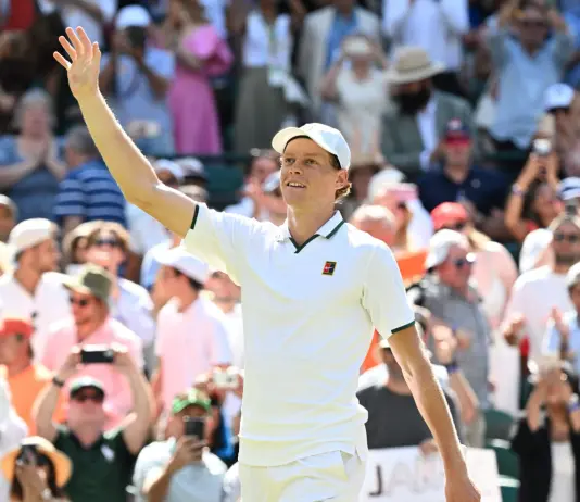 Sinner torna in finale a Wimbledon, domato in tre set Djokovic. Domenica sfida Zverev per il titolo