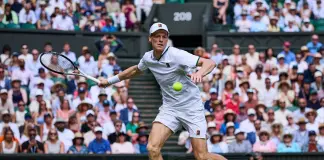 Sinner vola agli ottavi di Wimbledon, Brooksby piegato in tre set