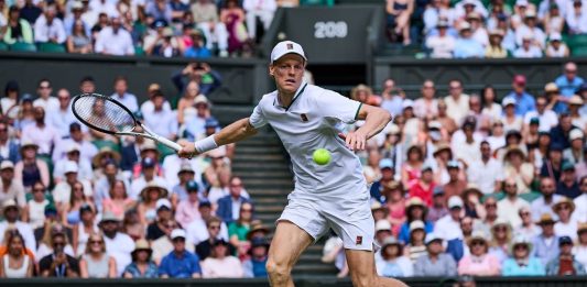 Sinner vola agli ottavi di Wimbledon, Brooksby piegato in tre set
