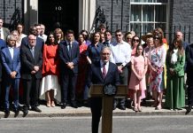 Regno Unito, Starmer lascia Downing Street: “Orgoglioso di quanto fatto, ora sostegno a Burnham”