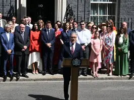 Regno Unito, Starmer lascia Downing Street: “Orgoglioso di quanto fatto, ora sostegno a Burnham”