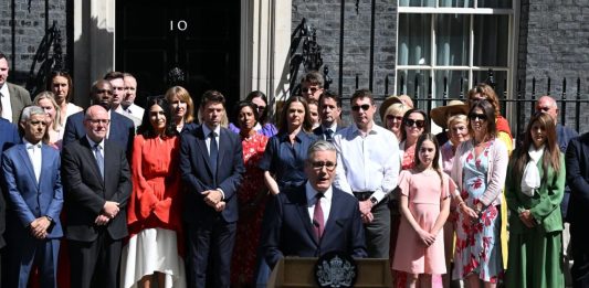 Regno Unito, Starmer presenta le dimissioni al Re. Andy Burnham è ufficialmente il nuovo primo ministro