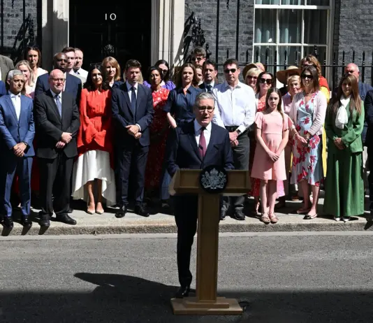 Regno Unito, Starmer lascia Downing Street: “Orgoglioso di quanto fatto, ora sostegno a Burnham”