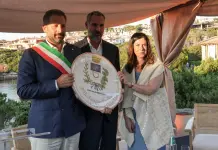 Intitolata a Karim Aga Khan la celebre piazzetta di Porto Cervo, Todde “Riconosciamo il valore di un uomo che ha immaginato il futuro”