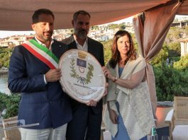 Intitolata a Karim Aga Khan la celebre piazzetta di Porto Cervo, Todde “Riconosciamo il valore di un uomo che ha immaginato il futuro”