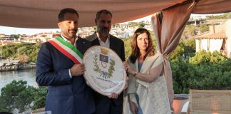 Intitolata a Karim Aga Khan la celebre piazzetta di Porto Cervo, Todde “Riconosciamo il valore di un uomo che ha immaginato il futuro”