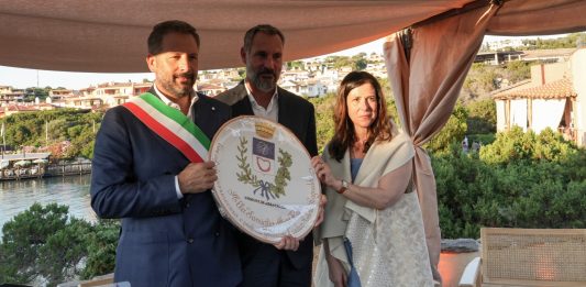 Intitolata a Karim Aga Khan la celebre piazzetta di Porto Cervo, Todde “Riconosciamo il valore di un uomo che ha immaginato il futuro”