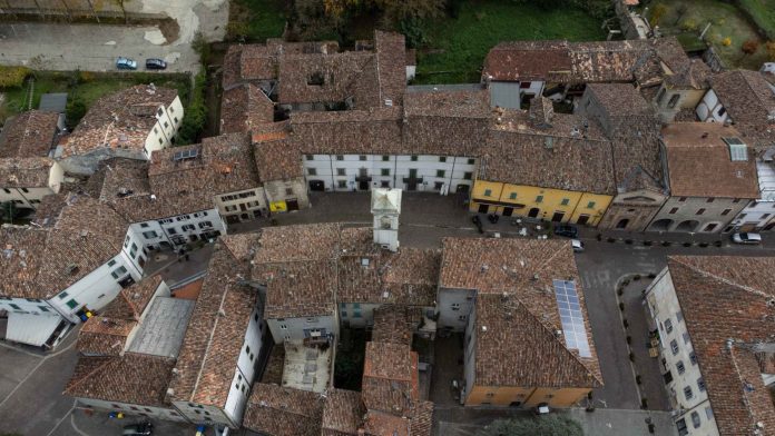 Tredozio (Fc) Una delle tante frane che minacciano gli accessi a Tredozio. Le frane sono una eredità dell'alluvione di metà maggio 2023. e successivo terremoto