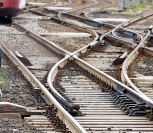 Tragedia in provincia di Udine, operaio muore travolto da un treno