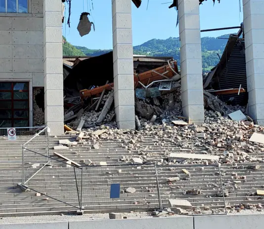 Crolla una parte dell’edificio del Tribunale di Bolzano, sopralluoghi in corso