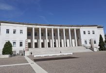 Crolla una parte dell’edificio del Tribunale di Bolzano, sopralluoghi in corso