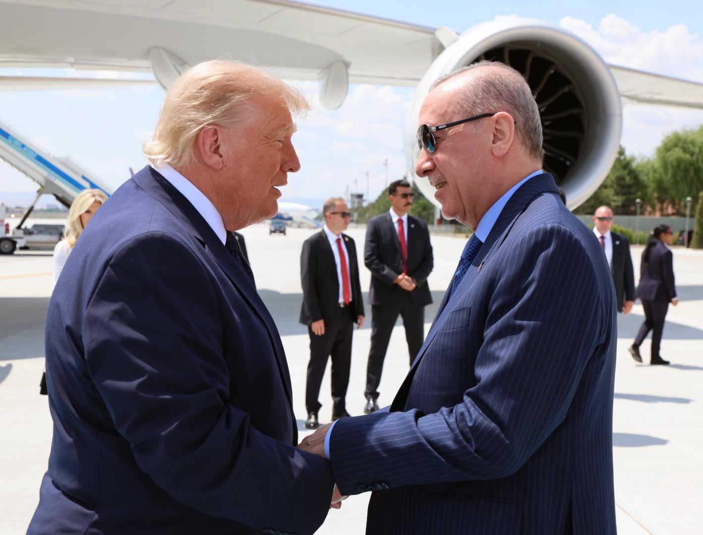 Trump ad Ankara per il vertice Nato: “Italia, Francia, Germania e Uk non ci hanno aiutato. Meloni brava persona ma ha fatto un errore”