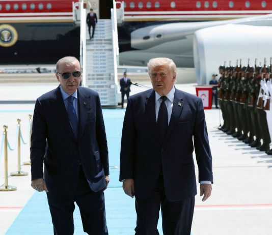 Trump ad Ankara per il vertice Nato: “Italia, Francia, Germania e Regno Unito non ci hanno aiutato. Con la Turchia ottimi rapporti”