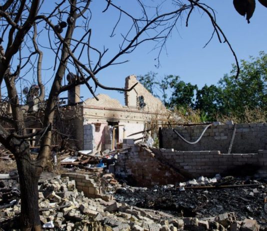 Massiccio attacco russo in Ucraina nella notte, almeno sei morti tra cui due bambini. Violato lo spazio aereo della Polonia