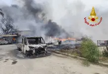 Vasto incendio nella zona industriale di Termini Imerese, circoscritte le fiamme. Tre i capannoni interessati / Fotogallery
