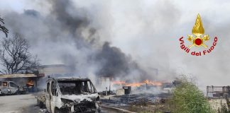 Vasto incendio nella zona industriale di Termini Imerese, circoscritte le fiamme. Tre i capannoni interessati / Fotogallery e Video