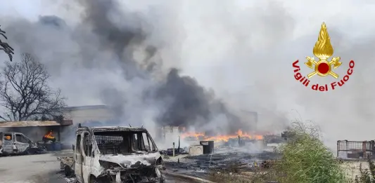 Vasto incendio nella zona industriale di Termini Imerese, circoscritte le fiamme. Tre i capannoni interessati / Fotogallery e Video