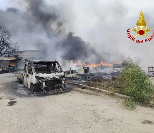 Vasto incendio nella zona industriale di Termini Imerese, circoscritte le fiamme. Tre i capannoni interessati / Fotogallery