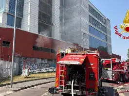 Incendio in un binario della stazione Garibaldi di Milano, fiamme partite da un locale tecnico