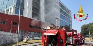 Incendio in un binario della stazione Garibaldi di Milano, fiamme partite da un locale tecnico