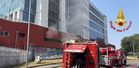 Incendio in un binario della stazione Garibaldi di Milano, fiamme partite da un locale tecnico